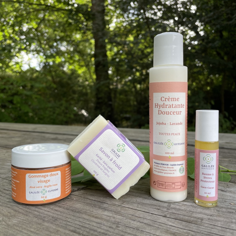 photo en extérieur arboré d'un ensemble de 4 produits cosmétiques composant le coffret essentiel Galilée Guyenne